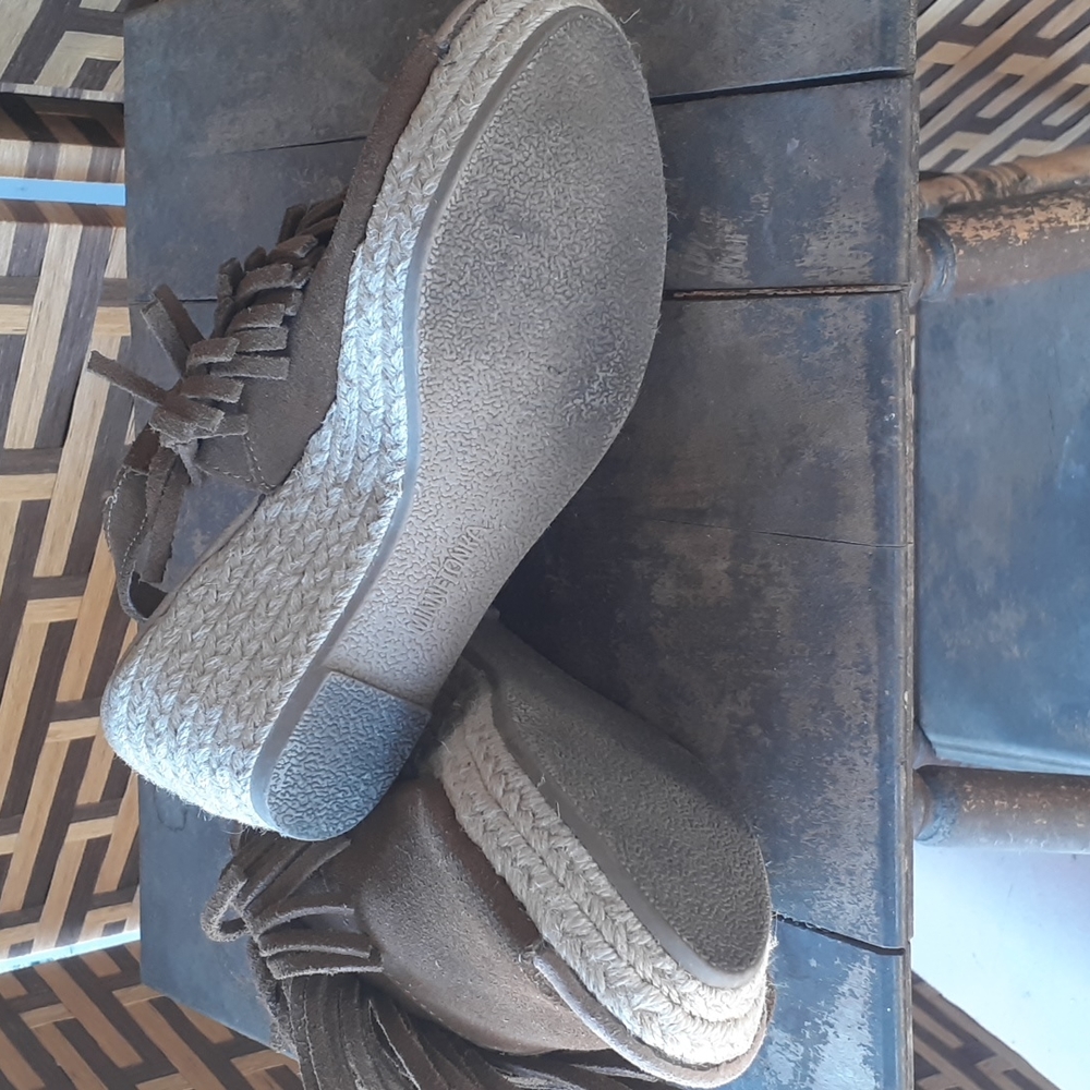 MINNETONKA SUEDE SHOES - Picture 4 of 6